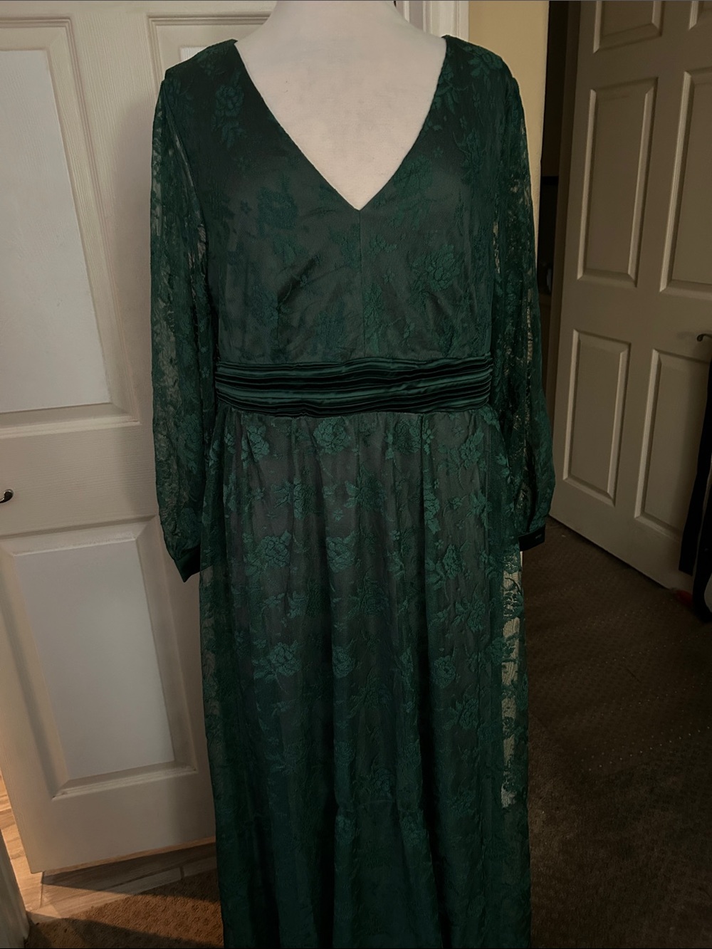 Elegant Dark Green Lace V-Neck Women's Gown